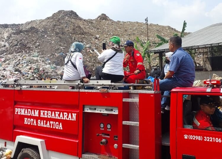 Petugas menyemprotkan zat kimia ke tumpukan sampah di TPA Ngronggo, Kumpulrejo, Argomulyo untuk menghilangkan bau, belum lama ini. Foto : Angga Rosa/Lingkar