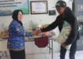 Puluhan Warga Kelompok Rentan Masalah Sosial di Kabupaten Semarang Dapat Bantuan PHL 35 Kadinsos Kabupaten Semarang menyerahkan bantuan PHL dari Kemensos kepada perwakilan penerima bantuan. Foto : Hesty Imaniar/Lingkar