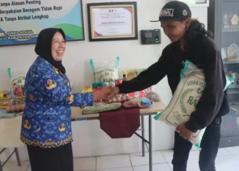 Kadinsos Kabupaten Semarang menyerahkan bantuan PHL dari Kemensos kepada perwakilan penerima bantuan. Foto : Hesty Imaniar/Lingkar