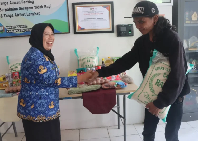 Puluhan Warga Kelompok Rentan Masalah Sosial di Kabupaten Semarang Dapat Bantuan PHL 25 Kadinsos Kabupaten Semarang menyerahkan bantuan PHL dari Kemensos kepada perwakilan penerima bantuan. Foto : Hesty Imaniar/Lingkar