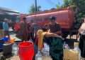Sejumlah Wilayah di Demak Terdampak Kekeringan, Dropping Air Bersih Diintensifkan 35 BPBD saat melakukan dropping air bersih di salah satu desa di Demak. Foto : Burhan Aslam/Lingkar