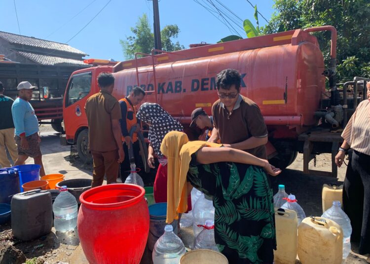 BPBD saat melakukan dropping air bersih di salah satu desa di Demak. Foto : Burhan Aslam/Lingkar