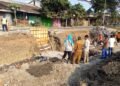 Salah satu kegiatan pembangunan gorong-gorong di ruas jalan provinsi, tepatnya di jalan Pramuka atau By Pass Cepu, Kabupaten Blora. Foto : Eko Wicaksono/Lingkar