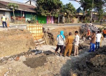 Pemeliharaan Infrastruktur di Sejumlah Ruas Jalan Provinsi di Blora Mulai Dikerjakan, Segini Total Anggarannya 25 Salah satu kegiatan pembangunan gorong-gorong di ruas jalan provinsi, tepatnya di jalan Pramuka atau By Pass Cepu, Kabupaten Blora. Foto : Eko Wicaksono/Lingkar