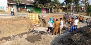 Salah satu kegiatan pembangunan gorong-gorong di ruas jalan provinsi, tepatnya di jalan Pramuka atau By Pass Cepu, Kabupaten Blora. Foto : Eko Wicaksono/Lingkar