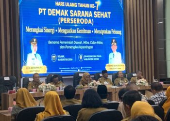 Bupati Eisti’anah Dorong Jajaran Pemkab Demak Gunakan Produk BUMD 25 Bupati Demak serta jajarannya saat hadir dalam peringatan HUT ke-7 PT DSS, bertempat di Gedung Grahadika Bina Praja. Foto: Burhan Aslam/Lingkar