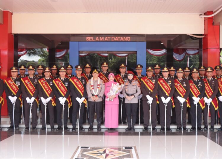 Kombes Pol Warsono memasuki markas baru, saat melakukan sesi foto bersama jajaran Pejabat Utama (PJU) Polresta Batang. Foto :Dok.Polresta Batang