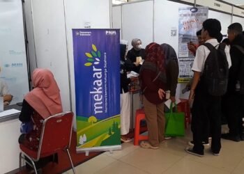 Para pencari kerja saat mengunjungi stan perusahaan pada Job Fair yang digelar di IPHI Demak pada akhir Juli 2026 lalu. Foto : Burhan/Lingkar