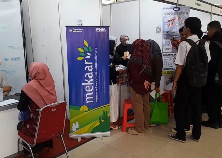 Para pencari kerja saat mengunjungi stan perusahaan pada Job Fair yang digelar di IPHI Demak pada akhir Juli 2026 lalu. Foto : Burhan/Lingkar