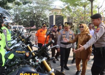 Pemkab Demak Perkuat Kesiapsiagaan Hadapi Kekeringan dan Karhutla 27 Bupati Demak Eisti’anah bersama Kapolres Demak saat melakukan pengecekan sarana prasarana usai apel. Foto : Dok.Polres Demak/Lingkar