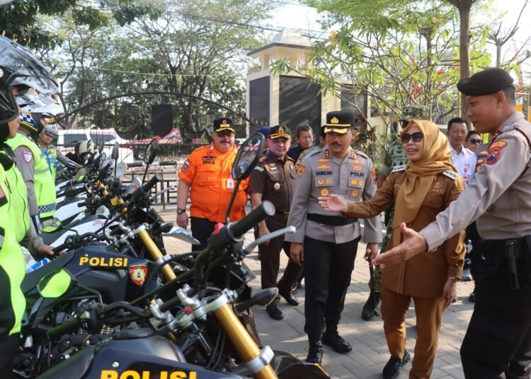 Bupati Demak Eisti’anah bersama Kapolres Demak saat melakukan pengecekan sarana prasarana usai apel. Foto : Dok.Polres Demak/Lingkar