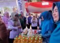 Bupati Demak Eisti’anah saat meninjau stan Pasar Murah di Desa Bungo, Wedung, Demak. Foto: Burhan/Lingkar