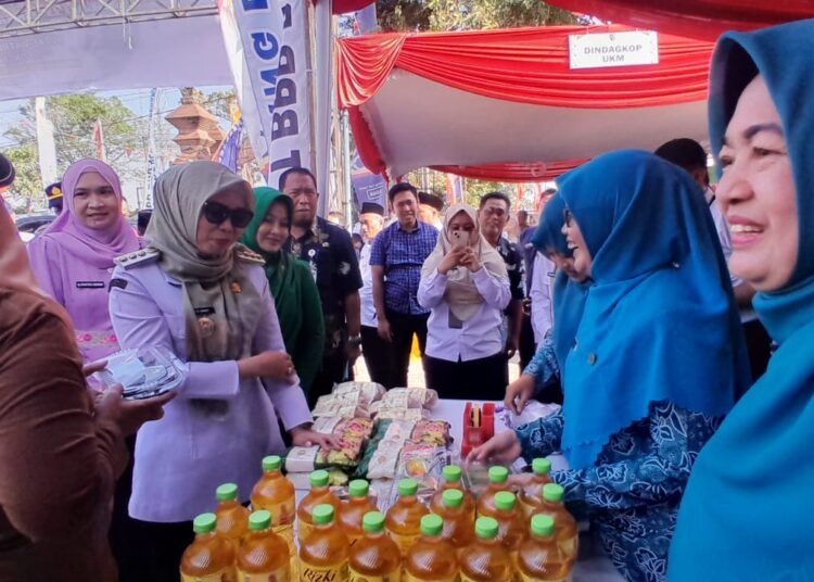 Bupati Demak Eisti’anah saat meninjau stan Pasar Murah di Desa Bungo, Wedung, Demak. Foto: Burhan/Lingkar