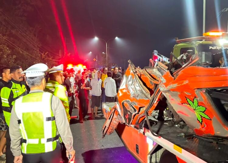 Rawan Lakalantas, Sopir Truk Minta Ditambah Jalur Penyelamat JLS Salatiga, Begini Respon Dishub 25 Truk tronton ringsek setelah mengalami rem blong dan menghantam sejumlah motor di jalan lingkar selatan (JLS) Salatiga beberapa hari lalu. Foto : Dok.Humas Polres Salatiga/Lingkar.
