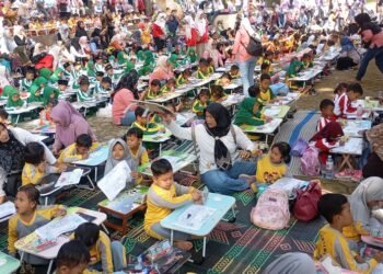 Ribuan siswa TK mengikuti lomba mewarnai yang digelar Dinporapar Kabupaten Pekalongan di Objek Wisata Linggo Asri, Kecamatan Kajen, Rabu (12/8/2026). Foto : Fahri Akbar/ Lingkar