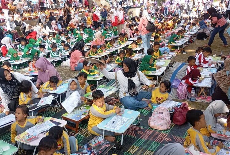 Ribuan siswa TK mengikuti lomba mewarnai yang digelar Dinporapar Kabupaten Pekalongan di Objek Wisata Linggo Asri, Kecamatan Kajen, Rabu (12/8/2026). Foto : Fahri Akbar/ Lingkar