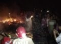 Petugas Damkar gabungan melakukan pemadaman dan pendinginan kebakaran rumah di Dusun Boro Miri, Desa Kedungringin, Kecamatan Suruh, Kabupaten Semarang. Foto: Dok Kecamatan Suruh For Lingkar