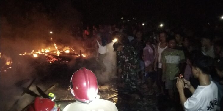 Petugas Damkar gabungan melakukan pemadaman dan pendinginan kebakaran rumah di Dusun Boro Miri, Desa Kedungringin, Kecamatan Suruh, Kabupaten Semarang. Foto: Dok Kecamatan Suruh For Lingkar