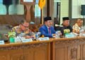 Plt. Bupati Pekalongan Sukirman bersama Forkompimda saat rapat koordinasi persiapan Pemilihan Kepala Desa (Pilkades) Kabupaten Pekalongan 2026, Jumat (14/8/2026). Foto: Fahri Akbar/Lingkar