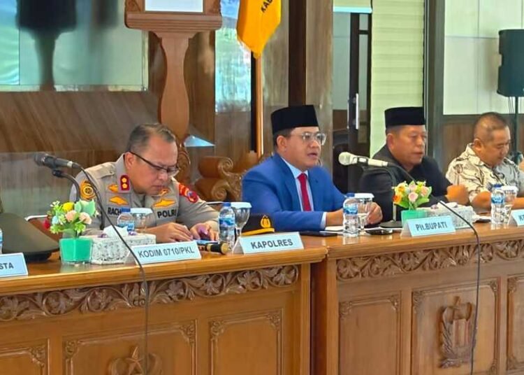 Plt. Bupati Pekalongan Sukirman bersama Forkompimda saat rapat koordinasi persiapan Pemilihan Kepala Desa (Pilkades) Kabupaten Pekalongan 2026, Jumat (14/8/2026). Foto: Fahri Akbar/Lingkar