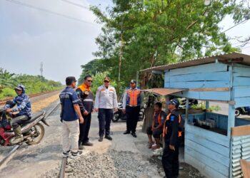 Dishub dan Daop 4 Semarang melakukan join inspection di perlintasan sebidang tanpa palang pintu di kawasan Bugen, Kota Semarang, Selasa (18/8). Foto : Syahril/Lingkar