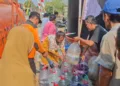 Krisis Air Bersih : Warga sedang antri untuk mendapatkan air bersih bantuan dari pemerintah. Foto : Burhan Aslam/Lingkar.