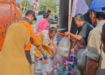 Krisis Air Bersih : Warga sedang antri untuk mendapatkan air bersih bantuan dari pemerintah. Foto : Burhan Aslam/Lingkar.