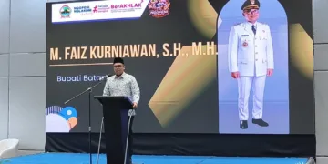 Bupati Batang M Faiz Kurniawan memberikan sambutan dalam forum Ngopeni SMK di kawasan KEK Industropolis Batang pada Kamis (20/8/2026). Foto:Dok.Pemkab Batang/Lingkar