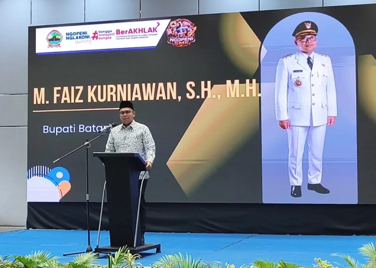 Bupati Batang M Faiz Kurniawan memberikan sambutan dalam forum Ngopeni SMK di kawasan KEK Industropolis Batang pada Kamis (20/8/2026). Foto:Dok.Pemkab Batang/Lingkar