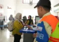 Daop 4 Semarang melayani penumpang di Stasiun Cepu, Kabupaten Blora. Foto : Dok. KAI/Lingkar