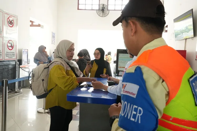 Daop 4 Semarang melayani penumpang di Stasiun Cepu, Kabupaten Blora. Foto : Dok. KAI/Lingkar