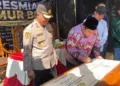 Kapolres Demak, AKBP Samel bersama Ketua DPRD Demak, Zayinul Fata saat meresmikan pembangunan sumur bor di Desa Ngaluran. Foto :  Burhan/ Lingkar