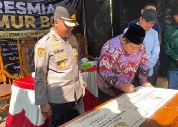 Kapolres Demak, AKBP Samel bersama Ketua DPRD Demak, Zayinul Fata saat meresmikan pembangunan sumur bor di Desa Ngaluran. Foto :  Burhan/ Lingkar