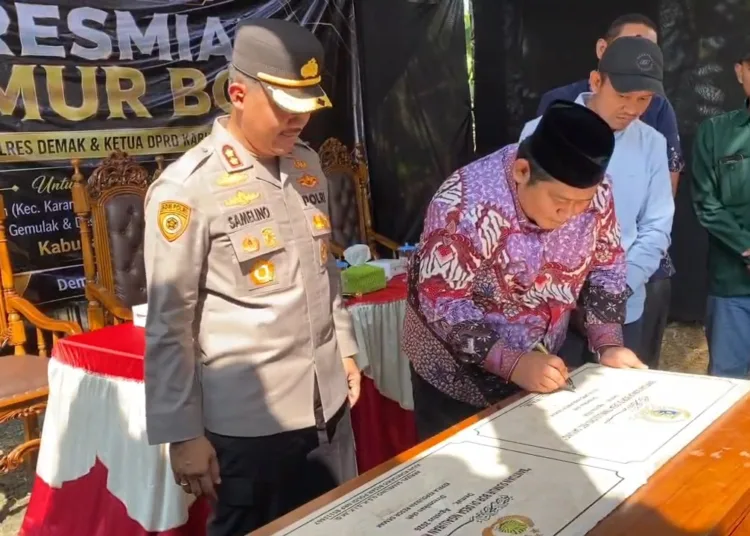 Kapolres Demak, AKBP Samel bersama Ketua DPRD Demak, Zayinul Fata saat meresmikan pembangunan sumur bor di Desa Ngaluran. Foto :  Burhan/ Lingkar