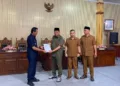 Ketua DPRD Kabupaten Batang Suudi (kedua kiri), menyerahkan Raperda kepada Wakil Bupati Batang Suyono dalam rapat paripurna di DPRD Batang. Foto : Dok.Pemkab Batang / Lingkar