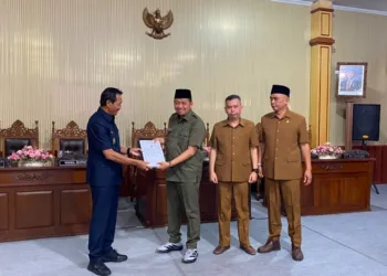 Ketua DPRD Kabupaten Batang Suudi (kedua kiri), menyerahkan Raperda kepada Wakil Bupati Batang Suyono dalam rapat paripurna di DPRD Batang. Foto : Dok.Pemkab Batang / Lingkar