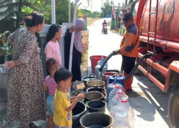 Petugas BPBD saat menyalurkan bantuan air bersih di Desa Sambung, Gajah, Demak. Foto: Burhan/Lingkar