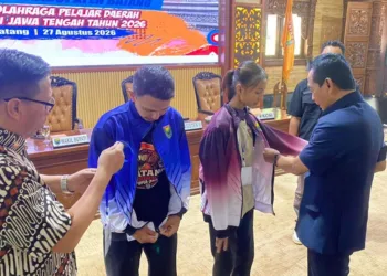 Wakil Bupati Batang (kanan), memakaikan jaket sebagai simbolis melepas Kontingen POPDA Jateng 2026 di Aula Kantor Bupati Batang. Foto : Dok.Pemkab Batang / Lingkar
