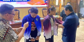 Wakil Bupati Batang (kanan), memakaikan jaket sebagai simbolis melepas Kontingen POPDA Jateng 2026 di Aula Kantor Bupati Batang. Foto : Dok.Pemkab Batang / Lingkar
