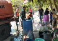 BPBD Demak saat melakukan dropping air bersih kepada warga yang mengalami kesulitan air bersih. Foto : Dok.BPBD Demak / Lingkar