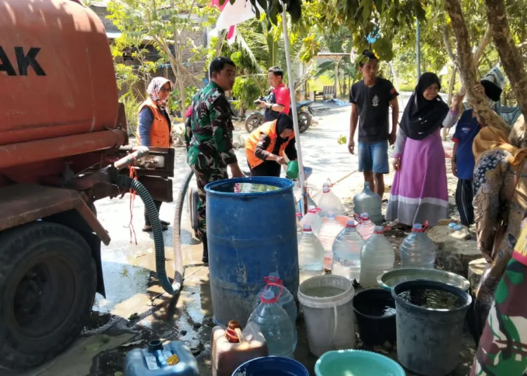BPBD Demak saat melakukan dropping air bersih kepada warga yang mengalami kesulitan air bersih. Foto : Dok.BPBD Demak / Lingkar