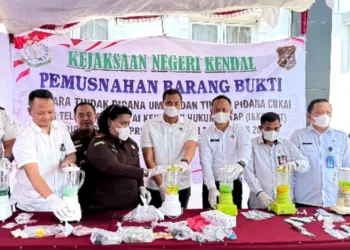 Pemusnahan Barang Bukti 16,6 Gram Sabu dan 1.728 Ribu Pil di Kendal. Foto : Dok. Kejari Kendal/Lingkar