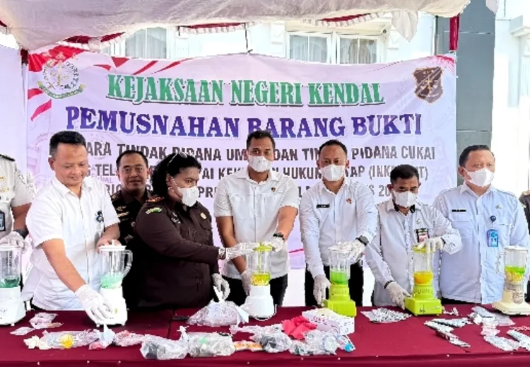 Pemusnahan Barang Bukti 16,6 Gram Sabu dan 1.728 Ribu Pil di Kendal. Foto : Dok. Kejari Kendal/Lingkar