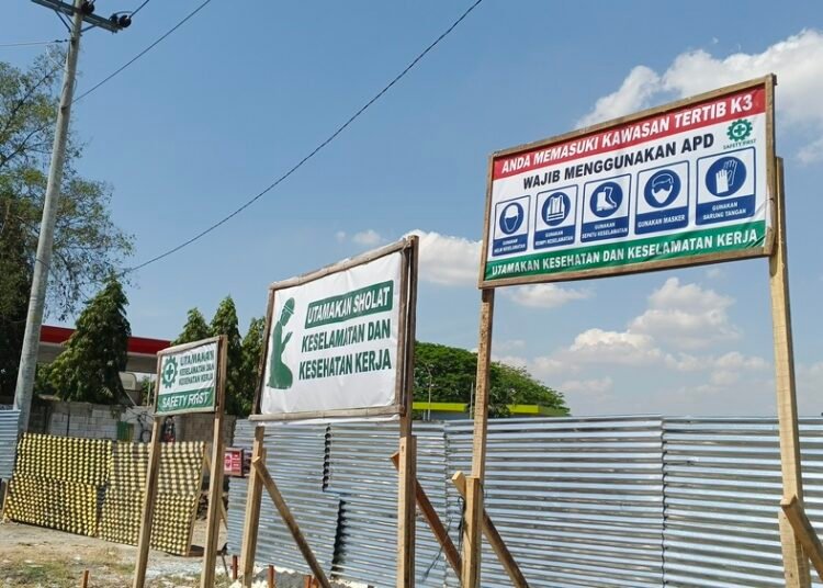 PROGRES: Papan proyek pengurukan sekolah rakyat di Kabupaten Blora. Foto: Eko Wicaksono/Lingkar