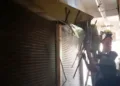 Petugas Damkar menjebol rolling door untuk memadamkan kobaran api di dalam toko peci di komplek Pasar Raya 2 Salatiga, Kamis, (20/8/2026). Foto : Dok.Pedagang/Lingkar