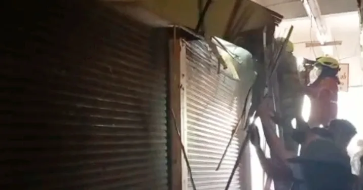 Petugas Damkar menjebol rolling door untuk memadamkan kobaran api di dalam toko peci di komplek Pasar Raya 2 Salatiga, Kamis, (20/8/2026). Foto : Dok.Pedagang/Lingkar