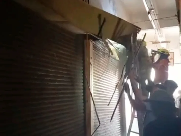 Petugas Damkar menjebol rolling door untuk memadamkan kobaran api di dalam toko peci di komplek Pasar Raya 2 Salatiga, Kamis, (20/8/2026). Foto : Dok.Pedagang/Lingkar