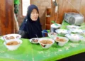 Bu Tris menyiapkan tumpang koyor pesanan pelanggan di warungnya, Jalan Pattimura, Salatiga, baru-baru ini. Foto : Angga Rosa/Lingkar