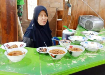 Bu Tris menyiapkan tumpang koyor pesanan pelanggan di warungnya, Jalan Pattimura, Salatiga, baru-baru ini. Foto : Angga Rosa/Lingkar