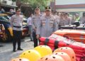 Kapolres Kudus AKBP Wahyu Sulistyo saat mengecek kesiapan perlengkapan penanganan bencana milik Polres Kudus, Selasa (4/8). Foto: Nisa Hafizhotus Syarifa / Lingkar